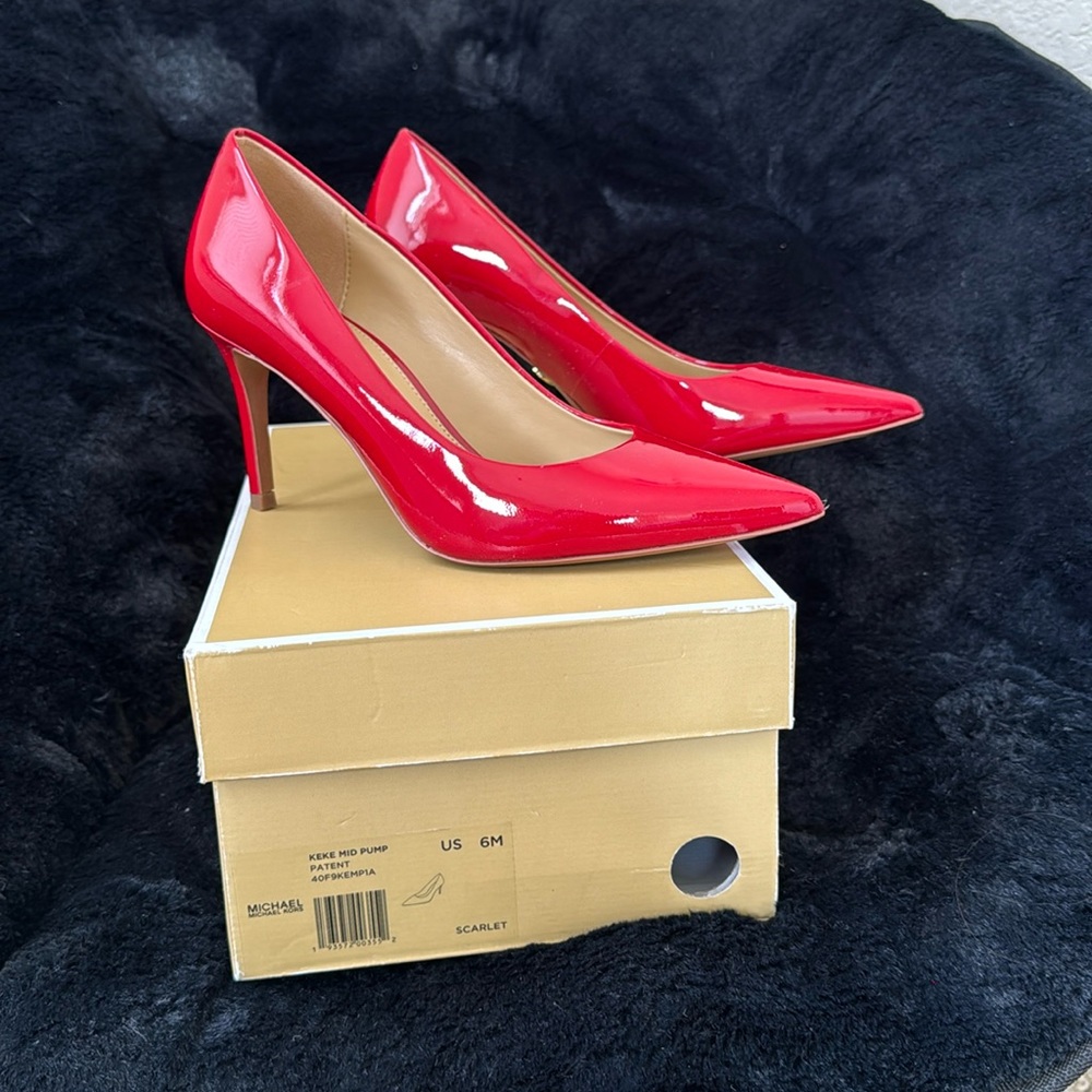 Michael Kors Keke mid pump. True to size. Color: Scarlet